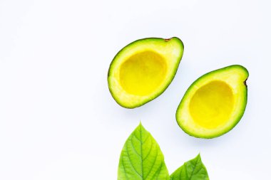 Beyaz arkaplanda avokado.