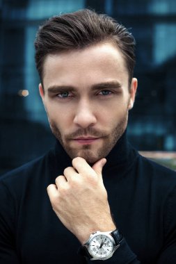 yakışıklı sakal erkek model poz ve kameraya bakıyor