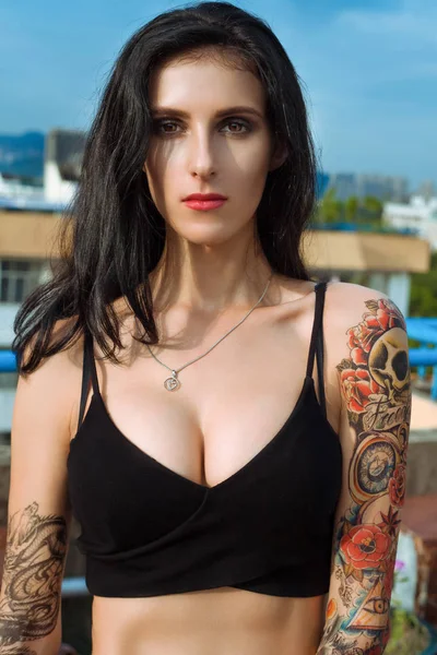 Ισχυρή Σκούρα Μαλλιά Κοιτά Την Κάμερα Τατουάζ Μοντέλο — Φωτογραφία Αρχείου