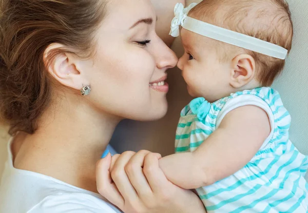 Feliz Madre Jugar Con Pequeña Hija Sonriente Imagen de archivo