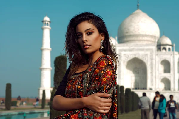 Hermosa Chica India Frente Taj Mahal India Fotos de stock libres de derechos