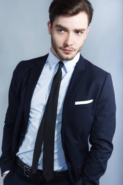 yakışıklı başarılı profesyonel lideri ayakta elbiseli