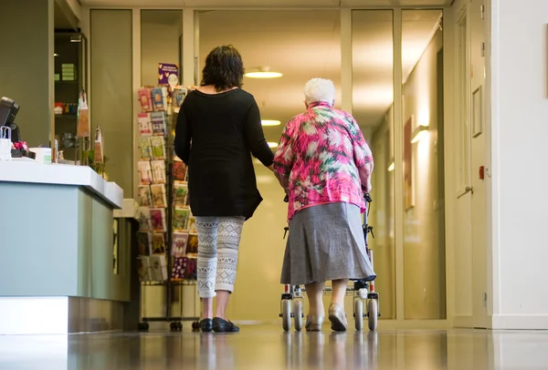 Helping elderly woman — Stock Photo, Image