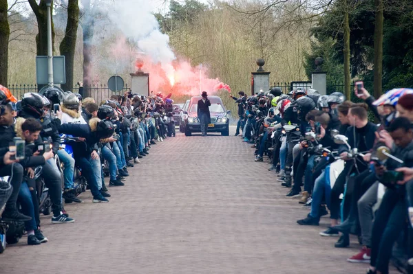 Hommage pendant le cortège funéraire — Photo