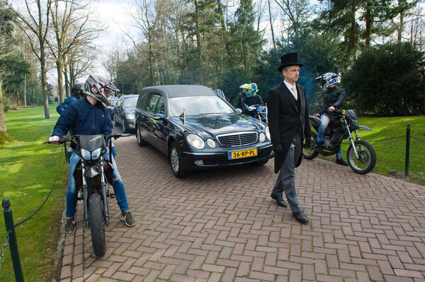 Дань во время похоронной процессии
