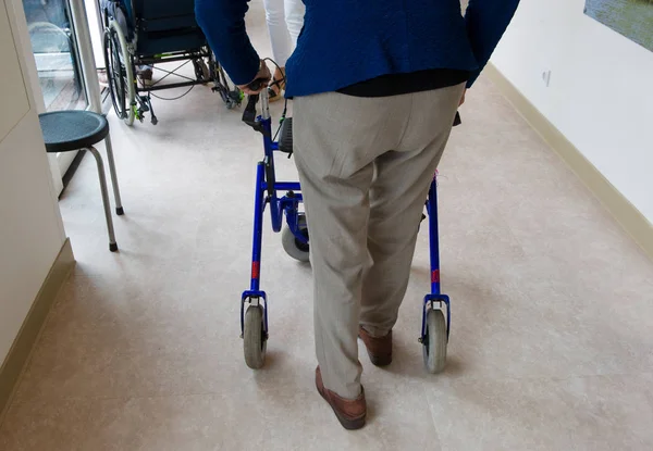 Oudere man met walking frame — Stockfoto