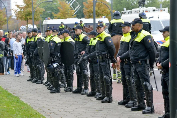 Policie sledují demonstranti — Stock fotografie