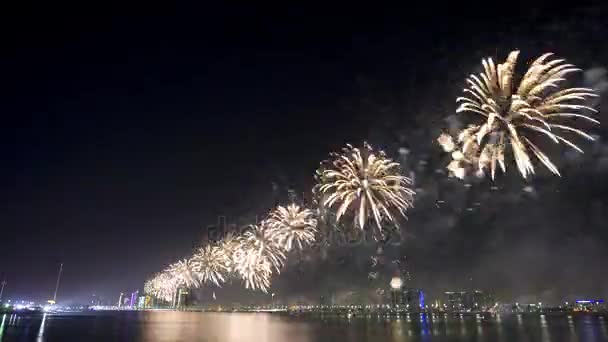 2018 アメリカ アラブ首長国連邦 アブダビの湾で大晦日に花火の時間の経過を表示します — ストック動画