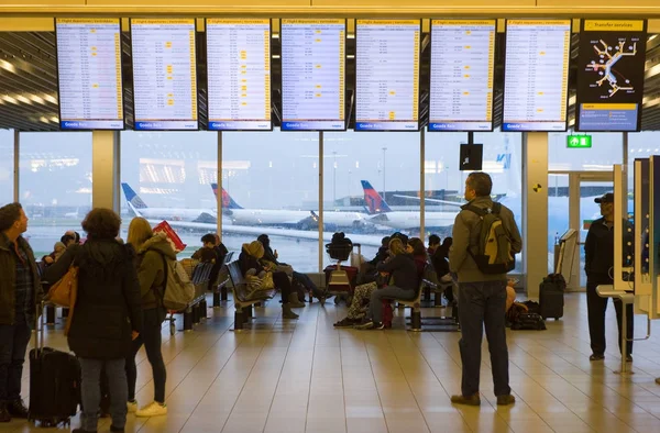 Les gens attendent à l'aéroport — Photo