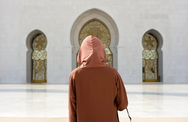 Muslima velada na mesquita — Fotografia de Stock