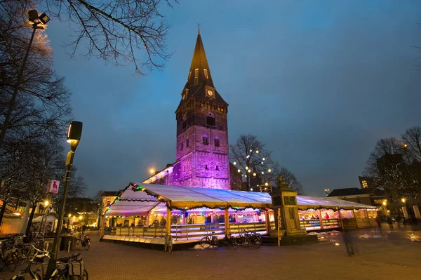 Ijsbaan in het centrum van de stad — Stockfoto