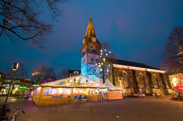 Ijsbaan in het centrum van de stad — Stockfoto