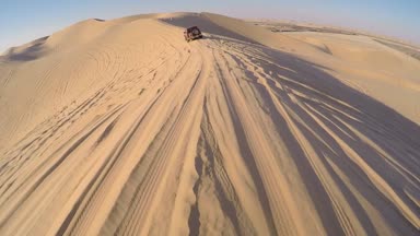 Birleşik Arap Emirlikleri Abu Dhabi yakınındaki çöl yoluyla bir dört tekerlekli sürücü sürüş.