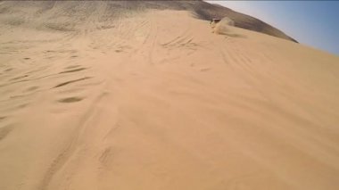 Birleşik Arap Emirlikleri Abu Dhabi yakınındaki çöl yoluyla bir dört tekerlekli sürücü sürüş.