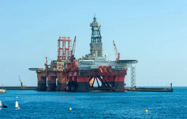Oilrig outside a harbor — 스톡 사진