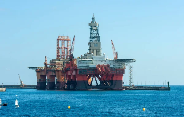 Oilrig fora de um porto — Fotografia de Stock