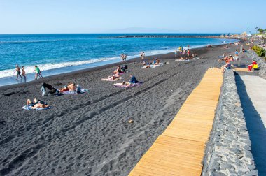 Siyah çakıl plajı