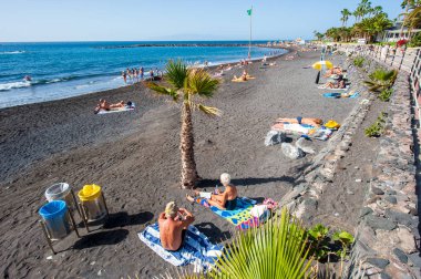 Siyah çakıl plajı