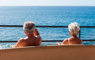 Emekli çift tatilde eğleniyor.