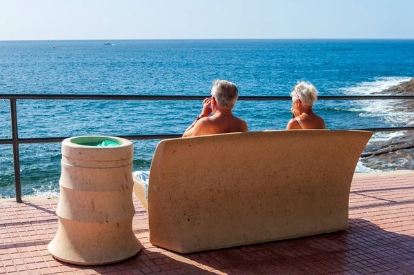 Gepensioneerd echtpaar genieten op vakantie — Stockfoto