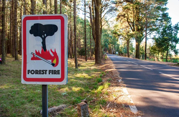 Sinal de aviso para incêndio florestal — Fotografia de Stock