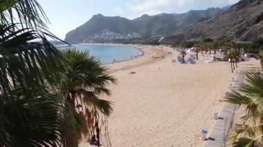 Playa de Las Teresitas 'ın 4k' lık insansız hava aracı çekimi. Tenerife Kanarya Adası 'ndaki en güzel kumsaldır. Beyaz kum, Sahra Çölü 'nden getirildi..