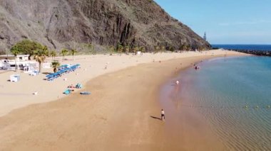 Playa de Las Teresitas 'ın 4k videosu. Tenerife Kanarya Adası 'ndaki en güzel kumsaldır. Beyaz kum, Sahra Çölü 'nden getirildi..