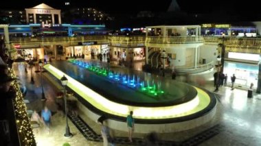 Los Cristianos 'un popüler şehri Tenerife' de bulunan Avenida de las Americas Bulvarı 'ndaki bir alışveriş merkezinde müzik ve çeşme gösterisi..