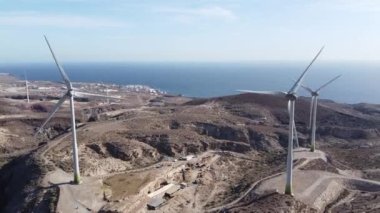 Kanarya Adası Tenerife kıyısındaki yel değirmenlerinden insansız hava aracı vuruldu..