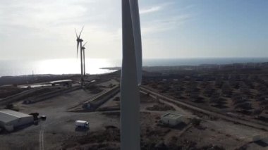 Kanarya Adası Tenerife kıyısındaki yel değirmenlerinden insansız hava aracı vuruldu..