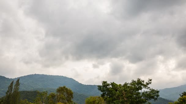 Time Lapse, nuvens de chuva sobre as montanhas — Vídeo de Stock