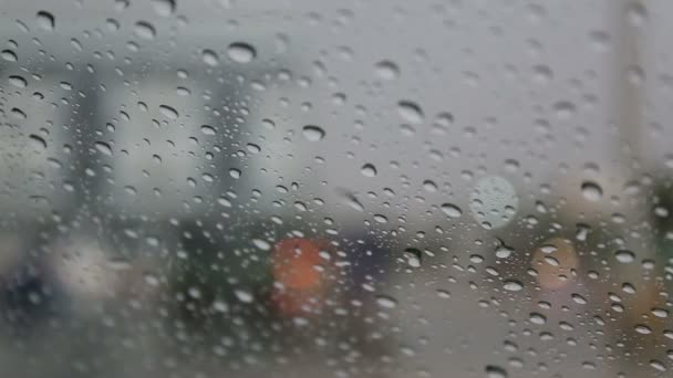 Gotas de lluvia cayeron sobre el coche en la carretera . — Vídeo de stock