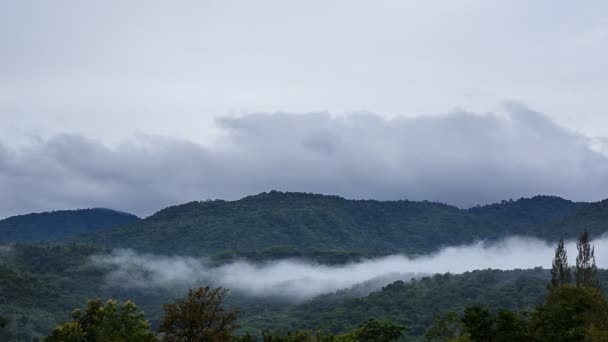 Upływ czasu, deszcz chmury nad górami — Wideo stockowe
