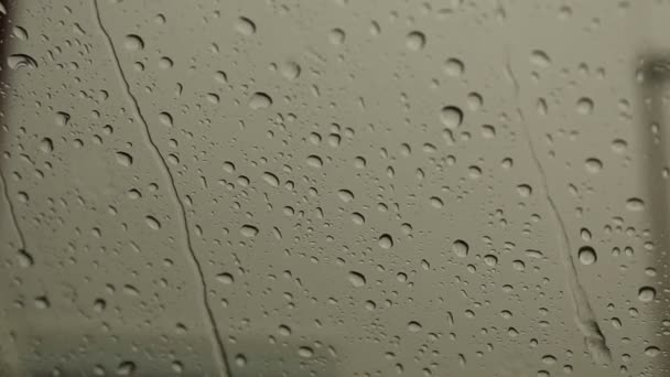 Gotas de chuva caíram no carro na estrada . — Vídeo de Stock