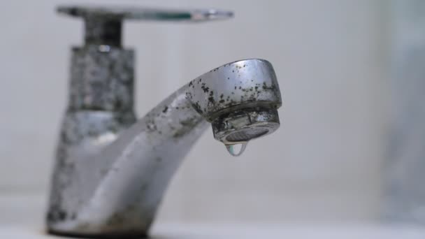 Super-Zeitlupenaufnahme von außen tropfendem und plätscherndem