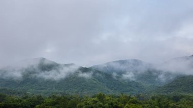 Zaman sukut bulutlar hareketleri dağ Tayland at üzerinde