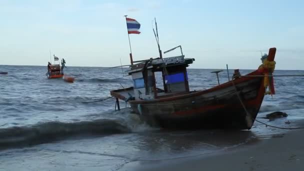 Wędkowanie z łodzi na plaży Tajlandia — Wideo stockowe