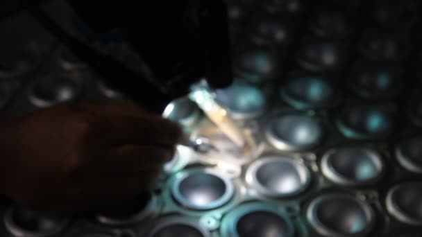 Лазерна зварювальна машина в майстерні — стокове відео
