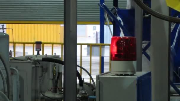 Rood licht op machine in fabriek — Stockvideo