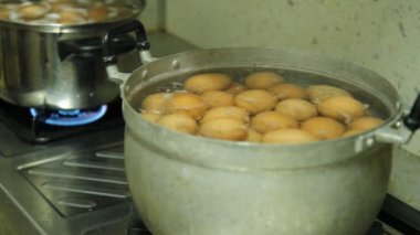 Bir tencereye haşlanmış yumurta