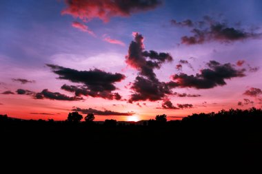 Gün batımı sırasında akşam bulutlar.