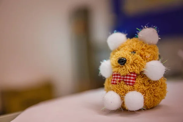 Іграшковий плюшевий ведмідь на столі — стокове фото