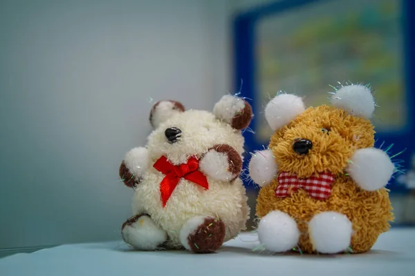 Іграшковий плюшевий ведмідь на столі — стокове фото