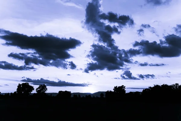 Wolken am Abend bei Sonnenuntergang. — Stockfoto