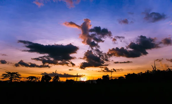 Wolken am Abend bei Sonnenuntergang. — Stockfoto