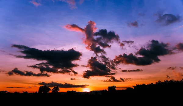 Wolken am Abend bei Sonnenuntergang. — Stockfoto
