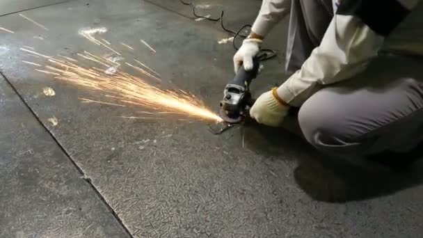 Шлифовальная сталь на полу во время работы . — стоковое видео