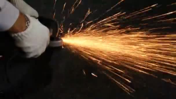 Macinazione dell'acciaio sul pavimento al lavoro . — Video Stock