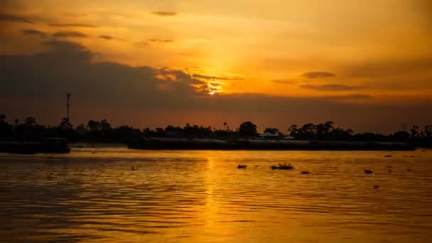 Zeitraffer Sonnenuntergang über dem Fluss — Stockvideo