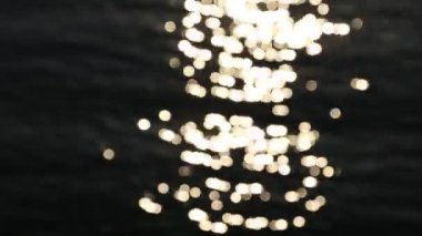 Su üzerinde yansıyan güneş ışığı